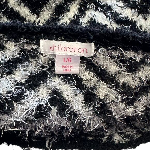 Womens Sweater Size Large Black White Fuzzy Zig Zag Casual Winter Wear - Picture 6 of 8
